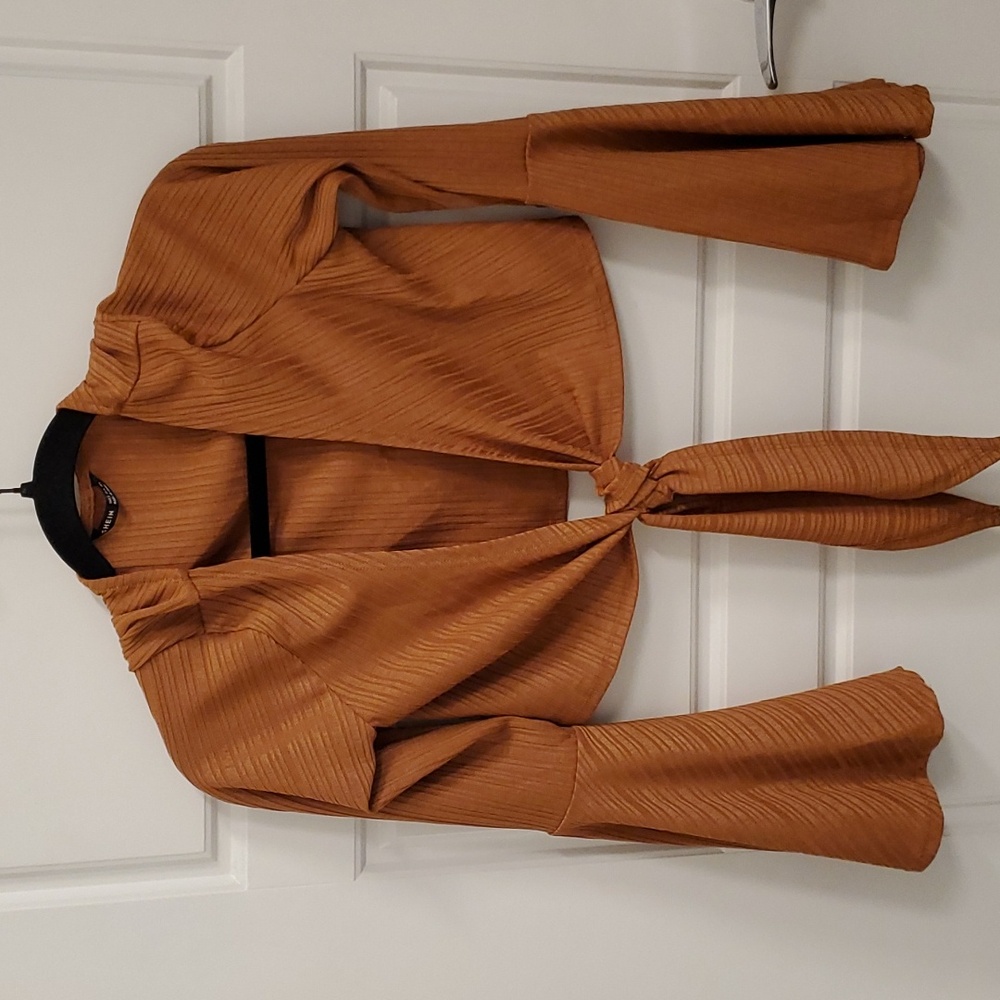 BRAND NEW. BELL SLEEVE RUST CROP TOP.